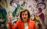 La présidente de la Chambre américaine, Nancy Pelosi, à la Knesset de Jérusalem, le 16 février 2022. (Crédit : Oliver Fitoussi/Flash90