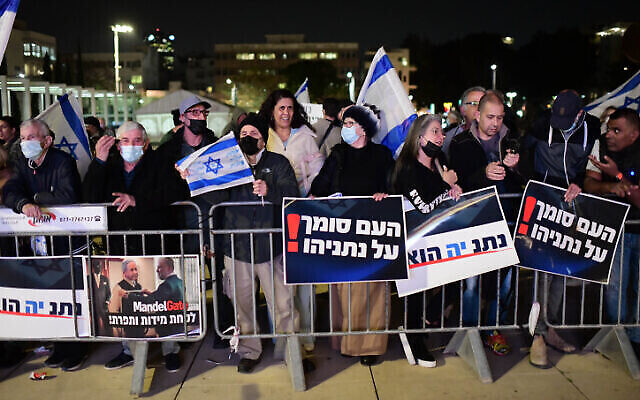 Des sympathisants d'extreme-droite et du Likud manifestent sur la place Habima, à Tel Aviv, pour la création d'une commission d'enquête d'Etat sur l'affaire Pegasus, le 17 février 2022. (Tomer Neuberg/Flash90) Des sympathisants d'extreme-droite et du Likud manifestent sur la place Habima, à Tel Aviv, pour la création d'une commission d'enquête d'Etat sur l'affaire Pegasus, le 17 février 2022. (Tomer Neuberg/Flash90)
