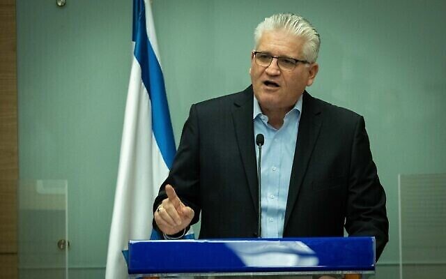 Le ministre Eli Avidar pendant une conférence de presse à la Knesset, le parlement israélien en Israël, le 22 février 2022. (Crédit : Yonatan Sindel/Flash90)