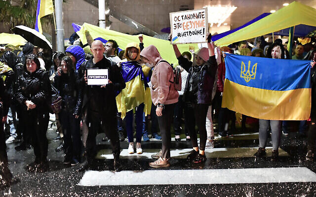 Des manifestants brandissent des pancartes et des drapeaux durant une manifestation de rue contre l'invasion par la Russie de l'Ukraine, devant l'ambassade de Russie à Tel Aviv, le 24 février 2022. Photo Tomer Neuberg/Flash90 Des manifestants brandissent des pancartes et des drapeaux durant une manifestation de rue contre l'invasion par la Russie de l'Ukraine, devant l'ambassade de Russie à Tel Aviv, le 24 février 2022. Photo Tomer Neuberg/Flash90
