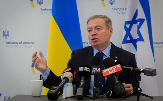 L'ambassadeur d'Ukraine en Israël, Yevgen Korniychuk, lors d'une conférence de presse à Tel Aviv, le 25 février 2022. (Crédit : Avshalom Sassoni/Flash90) L'ambassadeur d'Ukraine en Israël, Yevgen Korniychuk, lors d'une conférence de presse à Tel Aviv, le 25 février 2022. (Crédit : Avshalom Sassoni/Flash90)