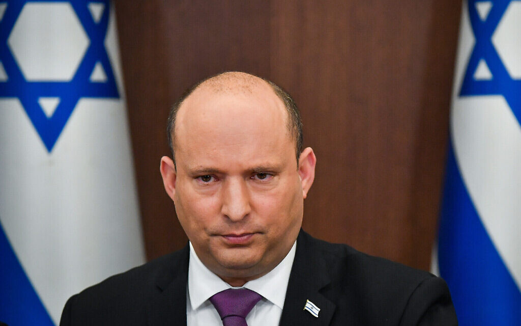 Le Premier ministre Naftali Bennett pendant une réunion du cabinet au bureau du Premier ministre de Jérusalem, le 27 février 2022. (Crédit : Yoav Ari Dudkevitch/Pool)