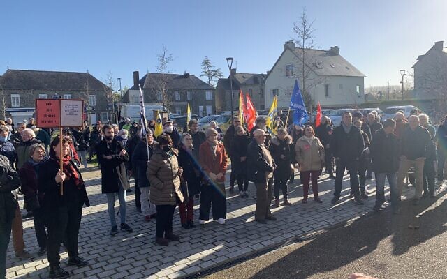Une manifestation organisée à l’initiative de partis politiques et mouvements de gauche et d’extrême gauche suite à des tags antisémites, le 5 février 2022, à Saint-Domineuc (Ille-et-Vilaine). (Crédit : Twitter / @StephaneLenfant) Une manifestation organisée à l’initiative de partis politiques et mouvements de gauche et d’extrême gauche suite à des tags antisémites, le 5 février 2022, à Saint-Domineuc (Ille-et-Vilaine). (Crédit : Twitter / @StephaneLenfant)