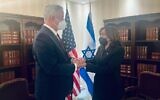 Le ministre de la Défense Benny Gantz rencontre la vice-présidente américaine Kamala Harris pendant la conférence de sécurité de Munich, le 19 février 2022. (Autorisation/ministère de la Défense)