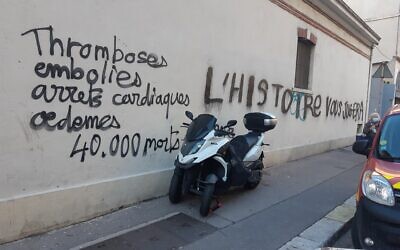 Un centre de vaccination de Marseille tagué avec des références nazies, en février 2022. (Crédit : Michèle Rubirola / Twitter)