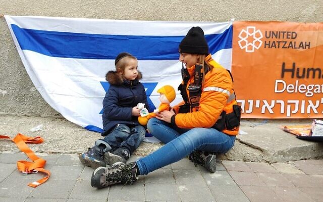 Linor Attias, bénévole de United Hatzalah avec un enfant réfugié d'Ukraine à Kishinev, le 27 février 2022. (Crédit : United Hatzala via Twitter) Linor Attias, bénévole de United Hatzalah avec un enfant réfugié d'Ukraine à Kishinev, le 27 février 2022. (Crédit : United Hatzala via Twitter)