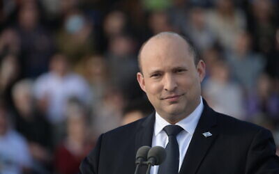 Le Premier ministre Naftali Bennett s'adresse aux élèves officiers le 24 février 2022. (Crédit : Amos Ben Gershom/GPO)