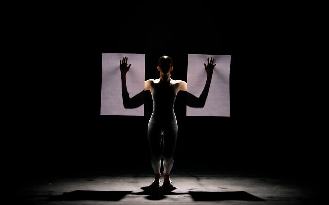 Les danseurs de Hilla Ben Ari jouent avec le papier et le mouvement dans une vidéo hommage à l’artiste spécialiste des découpages, Moshe Reifer, résident du Kibboutz Yagur pendant l’enfance. L’exposition est actuellement visible à la Ticho House jusqu’en octobre 2022 (Avec l’autorisation de la Ticho House)