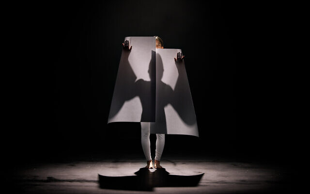 Les danseurs de Hilla Ben Ari jouent avec le papier et le mouvement dans une vidéo hommage à l’artiste spécialiste des découpages, Moshe Reifer, résident du Kibboutz Yagur pendant l’enfance. L’exposition est actuellement visible à la Ticho House jusqu’en octobre 2022 (Avec l’autorisation de la Ticho House)