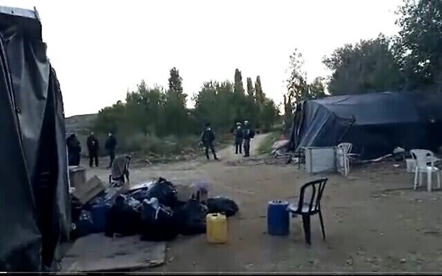 Capture d'écran d'une captation vidéo supposée illustrer l'intervention des forces de sécurité sur les lieux de l'avant-poste illégal de Homesh, le 9 février 2022. (Twitter)