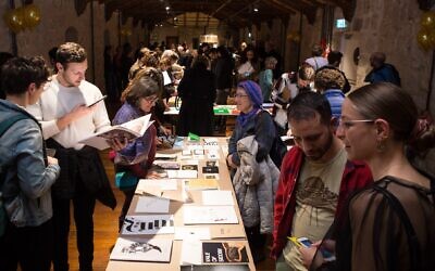 Des visiteurs au dernier salon du livre d'art In Print à la Hansen House de Jérusalem. Le salon ouvrira le 16 février 2022. (Autorisation : In Print)