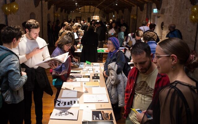 Des visiteurs au dernier salon du livre d'art In Print à la Hansen House de Jérusalem. Le salon ouvrira le 16 février 2022. (Autorisation : In Print)