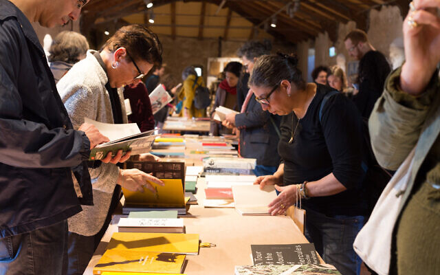 Des visiteurs au dernier salon du livre d'art In Print à la Hansen House de Jérusalem. Le salon ouvrira le 16 février 2022. (Autorisation : In Print)