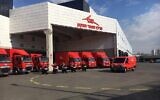Camions de livraison de la compagnie postale israélienne (Crédit : autorisation)