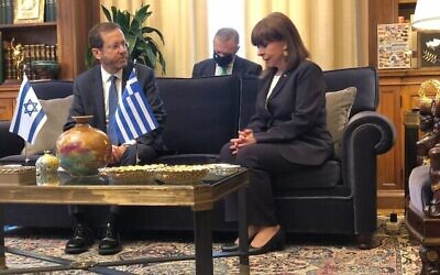 Le président Isaac Herzog rencontre à Athènes la présidente grecque Katerina Sakellaropoulou le 24 février 2022. (Crédit : Tal Schneider)