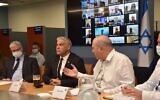 Le ministre des Affaires étrangères Yair Lapid lors d'une réunion d'évaluation des initiatives d'évacuation des Israéliens et des Juifs d'Ukraine, le 13 février 2022. (Crédit : Yogev Cohen/MFA)