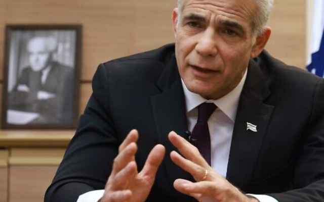Le ministre des Affaires étrangères Yair Lapid lors d'un entretien à son bureau. (Emmanuel Dunand/AFP/File)