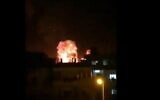Illustration : Une explosion vue dans le port syrien de Lattaquié , après une prétendue frappe israélienne, le 28 décembre 2021 (Crédit: Capture d'écran/Twitter)