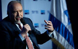 Le ministre des Finances Avigdor Liberman s'exprime lors d'une conférence du journal israélien "Makor Rishon" au Centre international des congrès de Jérusalem, le 21 février 2022. (Crédit : Yonatan Sindel/Flash90)