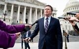 Le représentant Thomas Massie, républicain du Kentucky, s'arrête pour parler aux journalistes alors qu'il quitte le Capitole, le 27 mars 2020. (Crédit : Bill Clark/CQ-Roll Call, Inc via Getty Images/JTA)