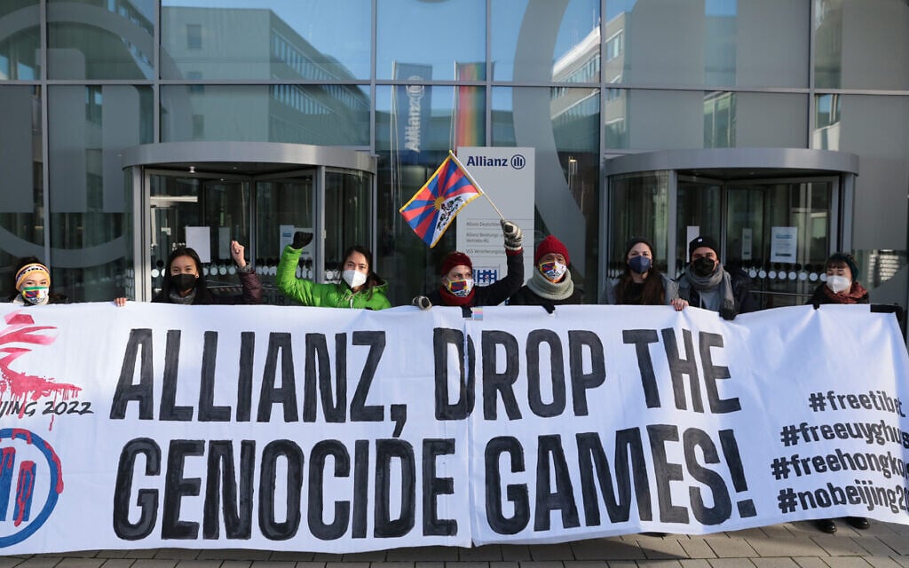 Des membres de l'organisation Never Again Right Now manifestent au siège d'Allianz à Berlin, le 21 janvier 2022. (Crédit : Tibet Initiative Germany via JTA)