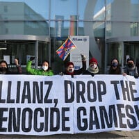 Des membres de l'organisation Never Again Right Now manifestent au siège d'Allianz à Berlin, le 21 janvier 2022. (Crédit : Tibet Initiative Germany via JTA)