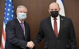 Le Premier ministre Naftali Bennett (à droite) et le sénateur américain Lindsey Graham se rencontrent au bureau du Premier ministre à Jérusalem, le 14 février 2022. (Crédit : Koby Gideon/GPO)