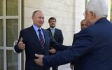 Le président russe Vladimir Poutine à gauche, salue le président de l'Autorité palestinienne Mahmoud Abbas à la résidence Bocharov Ruchei dans la station balnéaire de la mer Noire à Sotchi, en Russie, le 11 mai 2017. (Credit : Alexei Druzhinin/Spoutnik, Kremlin Pool Photo via AP)