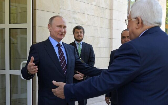 Le président russe Vladimir Poutine à gauche, salue le président de l'Autorité palestinienne Mahmoud Abbas à la résidence Bocharov Ruchei dans la station balnéaire de la mer Noire à Sotchi, en Russie, le 11 mai 2017. (Credit : Alexei Druzhinin/Spoutnik, Kremlin Pool Photo via AP)