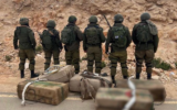 Des soldats se tiennent à côté de drogues saisies lors d'une tentative de contrebande à la frontière égyptienne, le 5 février 2022. (Crédit : IDF)