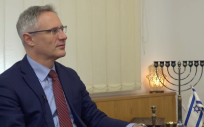 L'ambassadeur d'Israël en Ukraine Michael Brodsky durant un entretien avec le Times of Israel, à son bureau de Kiev, le 16 février 2022 (Crédit : Ynet)