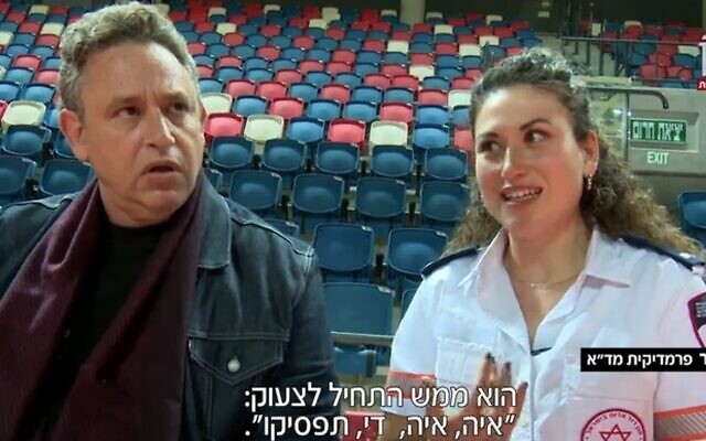 Capture d'écran d'une vidéo de l'ambulancier MDA Gal Trommer, à gauche, rencontrant Ilan Weinstock, dont elle a sauvé la vie après qu'il se soit effondré lors d'un match de basket, février 2022. (Douzième Chaine) Capture d'écran d'une vidéo de l'ambulancier MDA Gal Trommer, à gauche, rencontrant Ilan Weinstock, dont elle a sauvé la vie après qu'il se soit effondré lors d'un match de basket, février 2022. (Douzième Chaine)