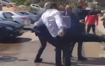 Le député du parti sionisme religieux Itamar Ben Gvir tente de donner des coups de pied à des militants palestiniens à Sheikh Jarrah le 27 février 2022. (Crédit: capture d'écran/Twitter)