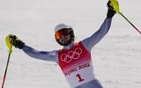 Barnabas Szollos, d'Israël, célèbre après avoir terminé la descente du slalom du combiné masculin aux Jeux olympiques d'hiver de 2022, le 10 février 2022, dans le quartier de Yanqing à Pékin. (AP Photo/Luca Bruno)
