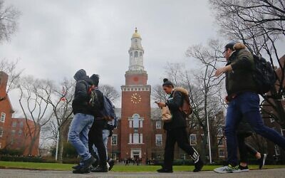 Illustration : Des étudiants du Brooklyn College sur le campus à New York, le 1er février 2017. (Crédit : AP Photo/Bebeto Matthews)