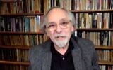 Art Spiegelman pendant une visioconférence sur le retrait du programme d'une école du Tennessee de son livre 'Maus,' le 7 février 2022. (Capture d'écran)