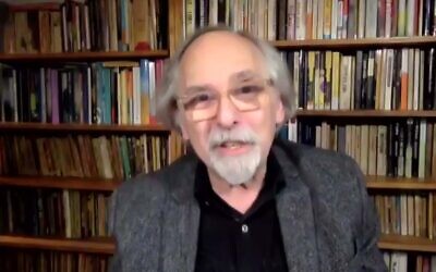 Art Spiegelman pendant une visioconférence sur le retrait du programme d'une école du Tennessee de son livre 'Maus,' le 7 février 2022. (Capture d'écran)