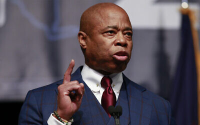 Le maire de New York, Eric Adams, prend la parole lors de la convention de nomination de l'État du New York Democratic Party 2022, à New York, le 17 février 2022. (Kena Betancur/AFP)