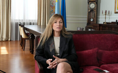 La vice-ministre ukrainienne des Affaires étrangères Emine Dzhaparova à Kiev, Ukraine, le 11 août 2021. (AP Photo/Efrem Lukatsky)