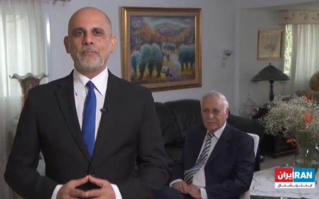 Moshe Katsav (au fond), ex président reconnu coupable de viol, avec Babak Itzhaki, correspondant en Israël pour Iran International annonçant l'interview à venir. (Copie d'écran /Iran International) Moshe Katsav (au fond), ex président reconnu coupable de viol, avec Babak Itzhaki, correspondant en Israël pour Iran International annonçant l'interview à venir. (Copie d'écran /Iran International)