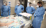 Le service coronavirus du Ziv Medical Center à Safed, le 15 février 2022. (David Cohen/Flash90)