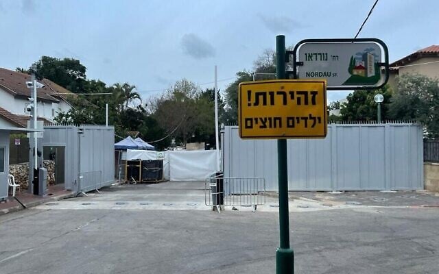 Les travaux non-finis de l'un des trois barrages en métal qui encerclent la résidence du Premier ministre Naftali Bennett à Raanana, le 13 janvier 2022. (Crédit : Carrie Keller-Lynn/Times of Israel)
