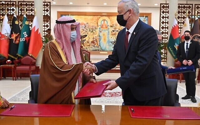 Le Ministre de La Défense Benny Gantz, à droite, et le Ministre Bahreïni des Affaires de Défense Abdullah Bin Hassan Al Nuaimi échangent une poignée de mains après la signature d'un protocole d'accord au Quartier Général de La Défense Bahraini, le 3 février 2022. (Ariel Hermoni/ Ministère de La Défense) Le Ministre de La Défense Benny Gantz, à droite, et le Ministre Bahreïni des Affaires de Défense Abdullah Bin Hassan Al Nuaimi échangent une poignée de mains après la signature d'un protocole d'accord au Quartier Général de La Défense Bahraini, le 3 février 2022. (Ariel Hermoni/ Ministère de La Défense)