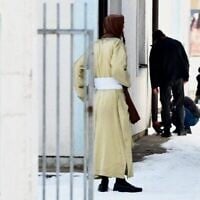 Des membres de Lev Tahor se préparant à quitter leur enceinte dans l'est de Sarajevo, le 3 février 2022. (Crédit : Davorin Sekulic/Klix.ba)
