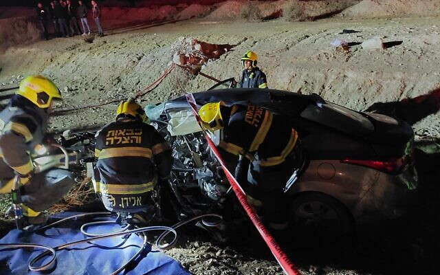 Les sapeurs-pompiers sur les lieux d'un accident de voiture meurtrier dans la vallée du Jourdain, le 11 février 2022. (Crédit : Sapeurs-pompiers) Les sapeurs-pompiers sur les lieux d'un accident de voiture meurtrier dans la vallée du Jourdain, le 11 février 2022. (Crédit : Sapeurs-pompiers)