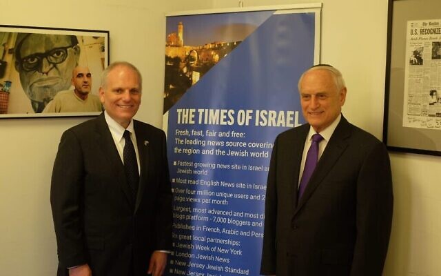 Les deux dirigeants de la CoP  (Conference of Presidents of Major American Jewish Organizations), avec son directeur-général William Daroff (à gauche), et le vice-président Malcolm Hoenlein dans les bureaux du Times of Israel à Jérusalem, le 14 février 2022. (Crédit : Times of Israel)