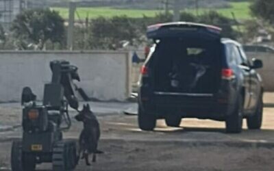 Un robot et un chien de la police sur les lieux d'une tentative d'attentat à la voiture piégée dans le nord d'Israël, le 17 février 2022. (Crédit : Police israélienne)