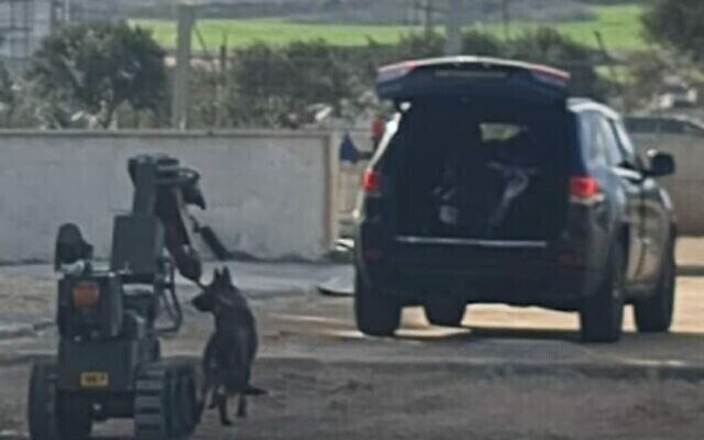 Un robot et un chien de la police sur les lieux d'une tentative d'attentat à la voiture piégée dans le nord d'Israël, le 17 février 2022. (Crédit : Police israélienne)