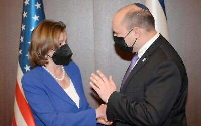 Le Premier ministre Naftali Bennett rencontre la Présidente de la Chambre des Représentants des Etats-Unis Nancy Pelosi à Jerusalem le 17 février 2022. (Amos Ben-Gershom/GPO)