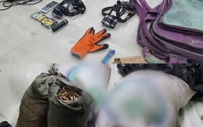 Des munitions et du matériel militaire volés dans une base de l'armée, le 22 février 2022. (Crédit : Police israélienne)